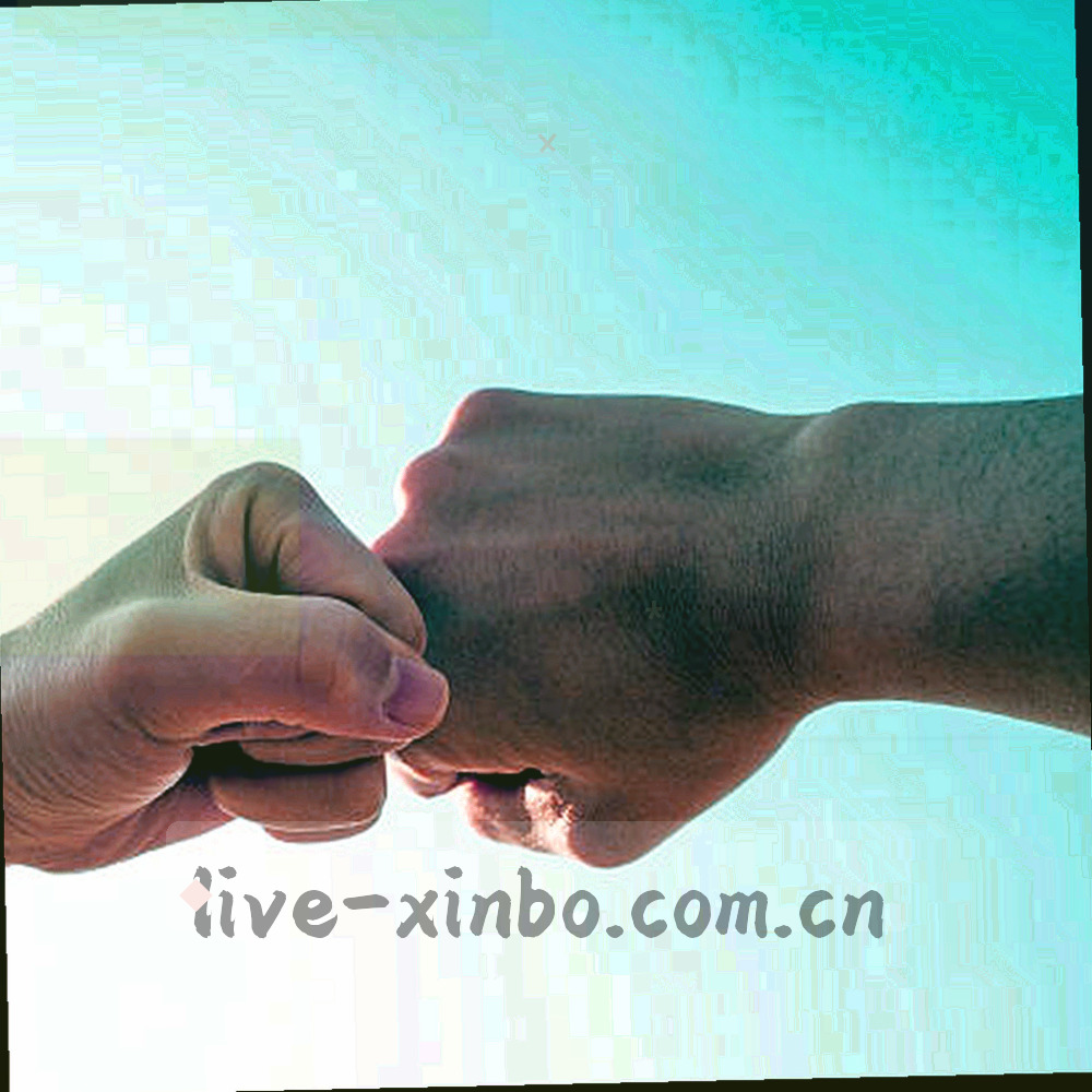 两台设备以弧线连接并同步关注列表的抽象图形